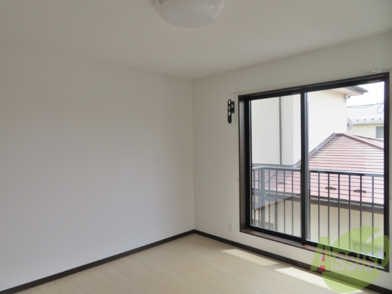 その他部屋・スペース　陽当たりが良く、スペースに余裕がある寝室ですね。