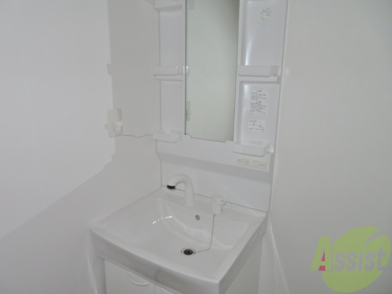 洗面設備　洗面化粧台も独立しており、洗面台の棚も利便性がありますね。