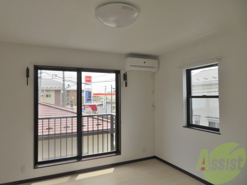 居室・リビング　陽当たりが良く、広々として過ごしやすそうです。