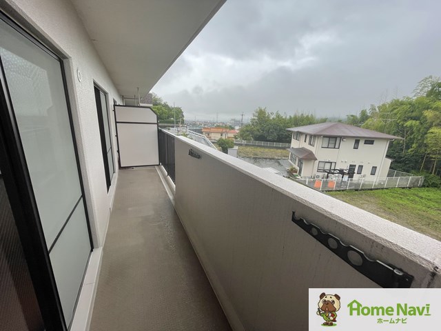 バルコニー　東南向きで日当たり良好です。