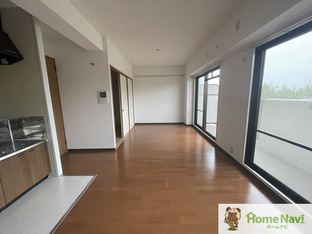 居室・リビング　南東向き日当たり良好です。