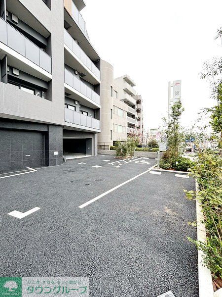 【板橋区志村のマンションの駐車場】