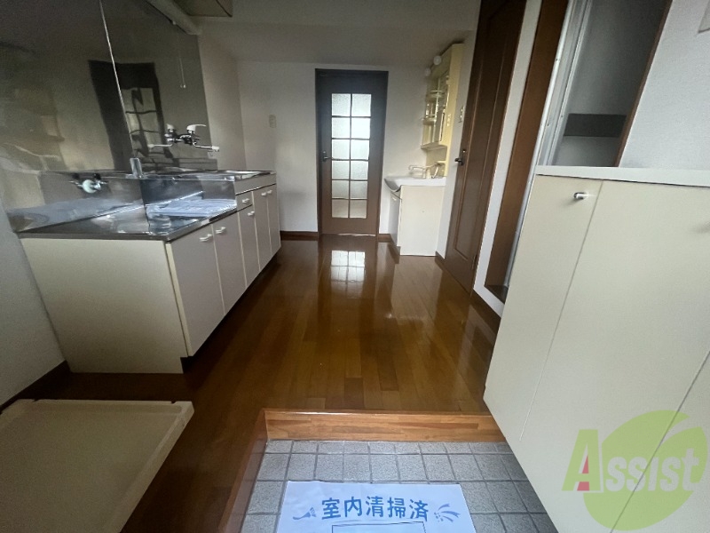 玄関　玄関から撮影しました。明るい印象を受けますね。