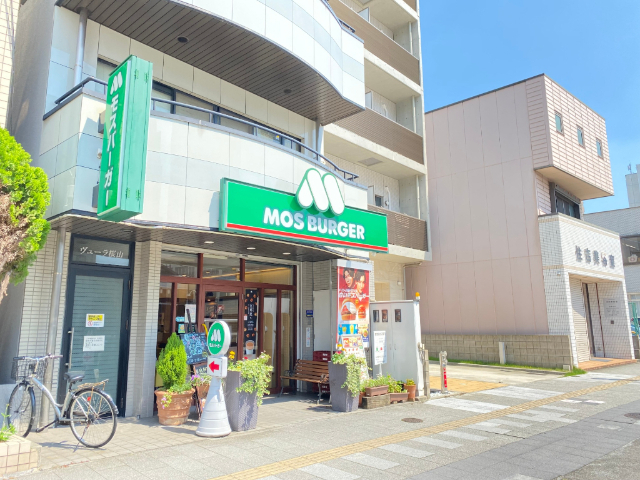 飲食店　モスバーガー桜山店（飲食店）まで440m