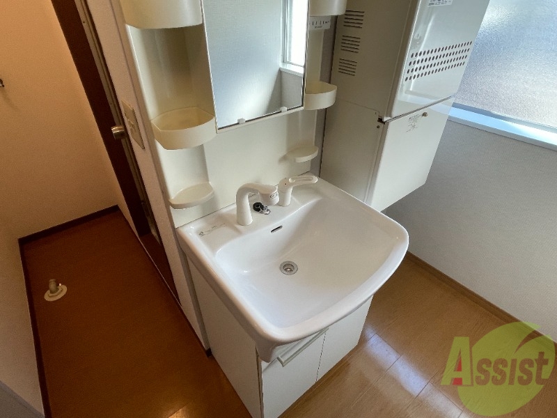 洗面設備　こちらの独立洗面台で忙しい朝でも準備はばっちりですね。