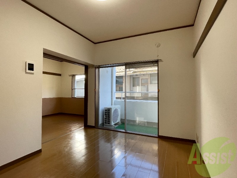 居室・リビング　陽の光が差し込む明るいお部屋は気持がいいですね～