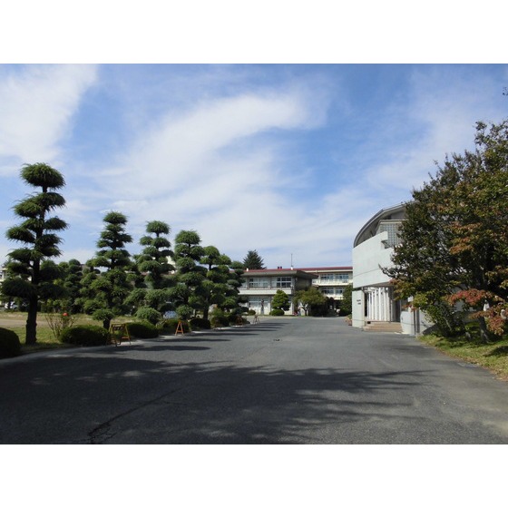 中学校　千曲市立戸倉上山田中学校（中学校）まで1375m