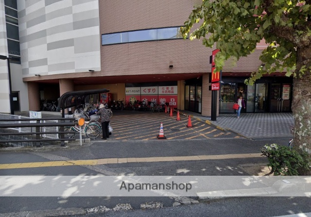 ドラックストア　金光薬品岡北店（ドラッグストア）まで380m