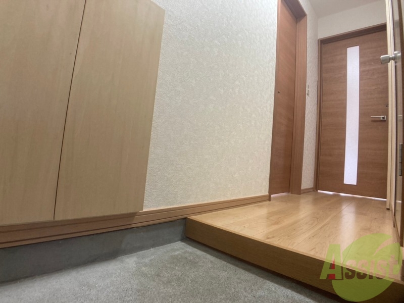 玄関　玄関です。すぐ広いリビングにつながっています。