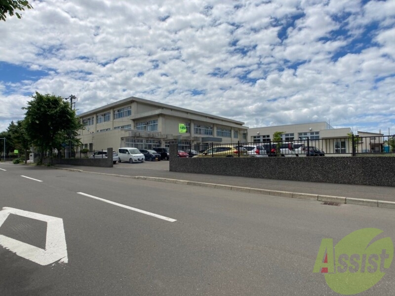 中学校　札幌市立篠路西中学校（中学校）まで872m