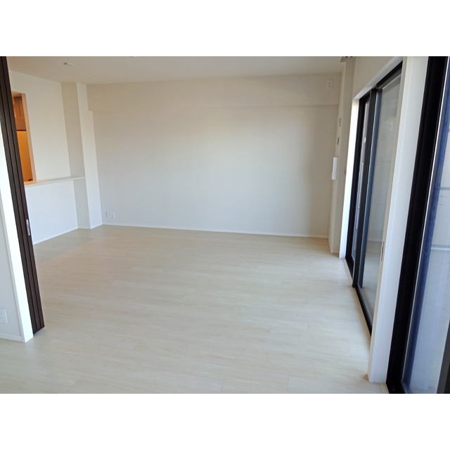 居室・リビング　洋室からリビング