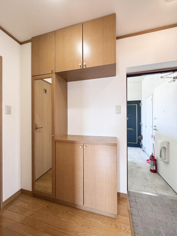 玄関　シューズボックス姿見付