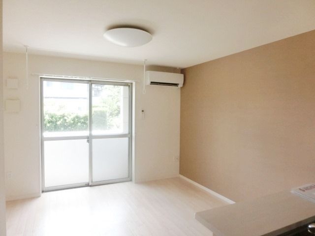 居室・リビング　オシャレなアクセントクロス、明るいリビングです