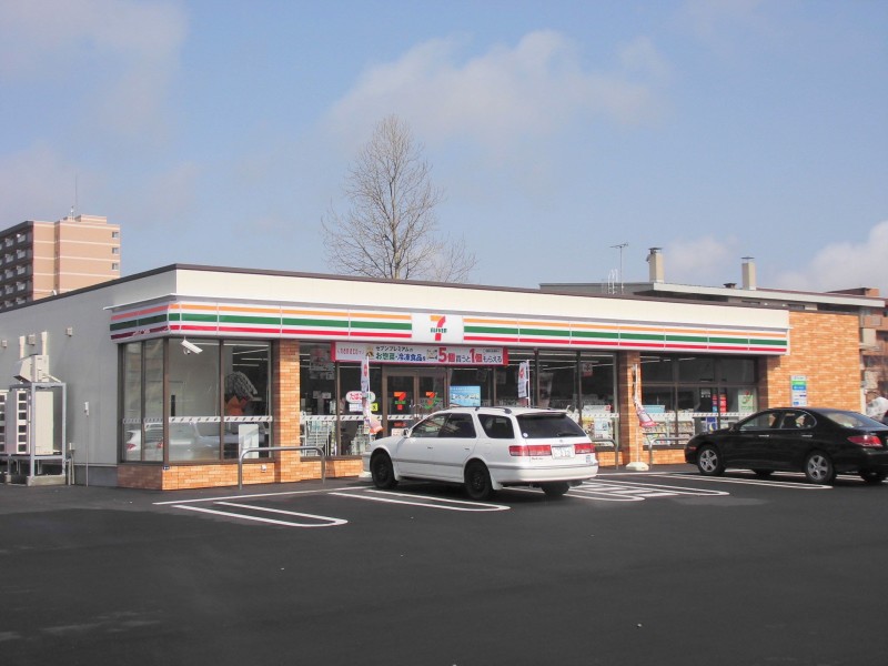 コンビニ　セブンイレブン苫小牧白鳥アリーナ前店（コンビニ）まで431m
