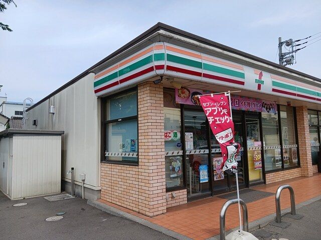 コンビニ　セブンイレブン（コンビニ）まで492m