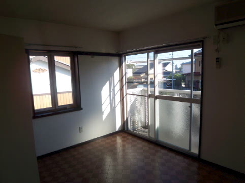 居室・リビング　バルコニー付きの洋室