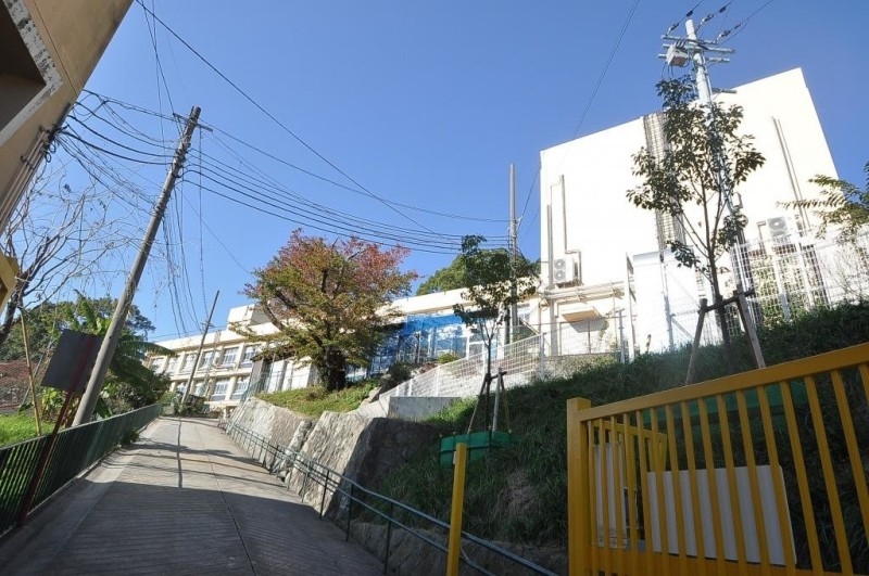 小学校　神戸市立妙法寺小学校（小学校）まで527m