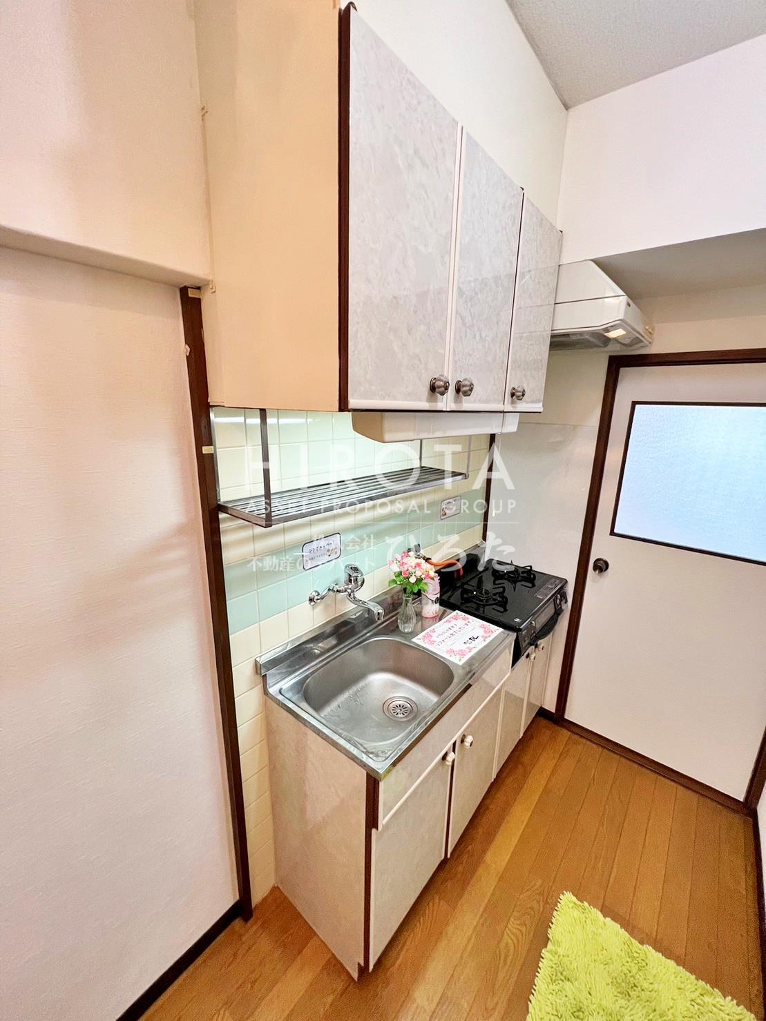 キッチン　※モデルルーム写真の為、入居時家具・備品等はついてきません※