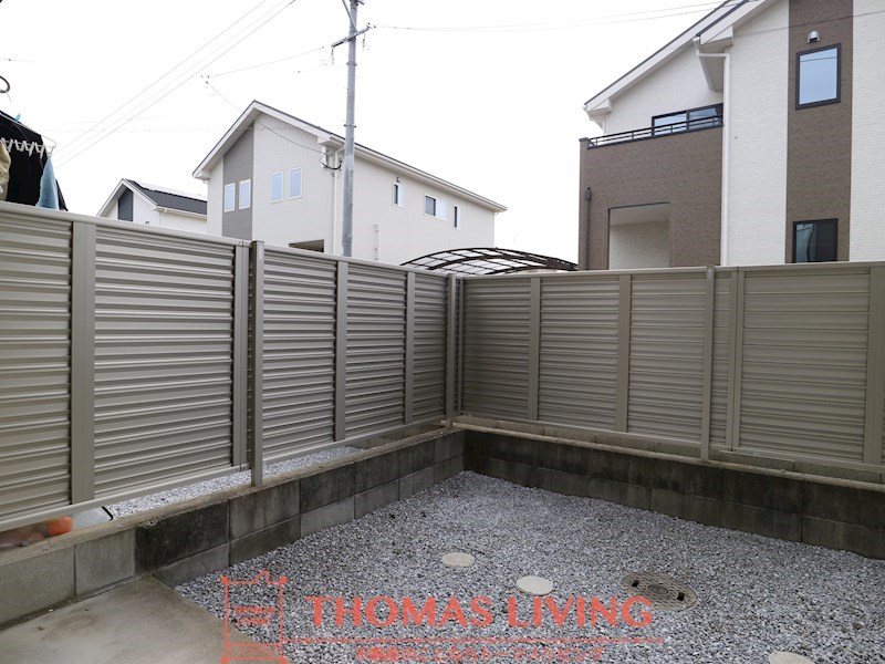 バルコニー　室内物干しもあるので雨の日でも安心です。