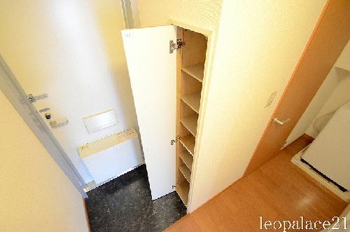 玄関　玄関には下駄箱スペースがあります。