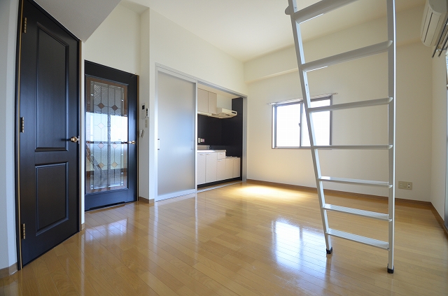 居室・リビング　同物件別号室です。