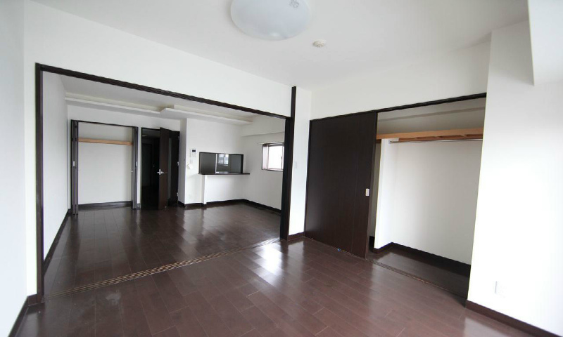 居室・リビング　ＬＤＫ10.6帖　洋室5.9帖　繋げても仕切っても使えます