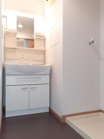 洗面設備　スペースが確保できる洗面所です