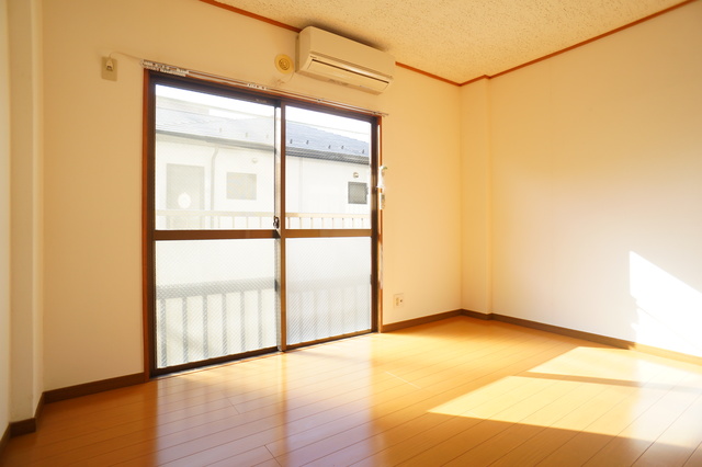 居室・リビング　フローリング調の清潔感あるお部屋☆