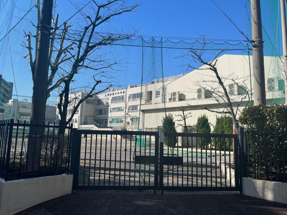 中学校　深川第六中学校（中学校）まで198m