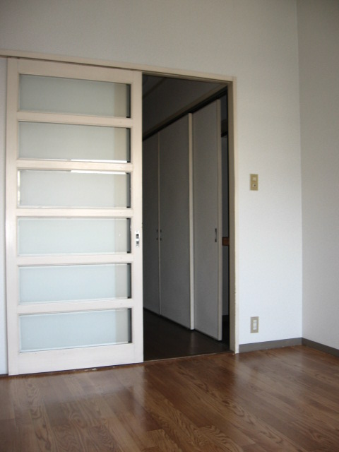 居室・リビング　落ち着いた雰囲気の和室付きです