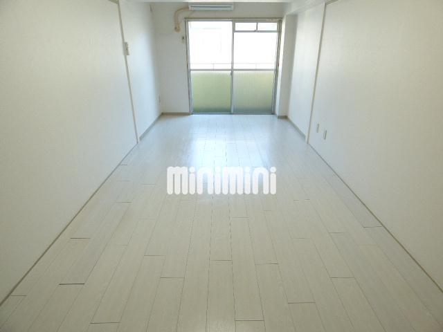 居室・リビング　９帖の明るい内装のお部屋です。