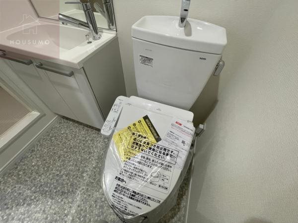 トイレ　落ち着いた色調のトイレです