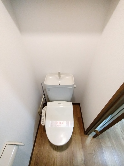 トイレ　温水洗浄便座付きのトイレ