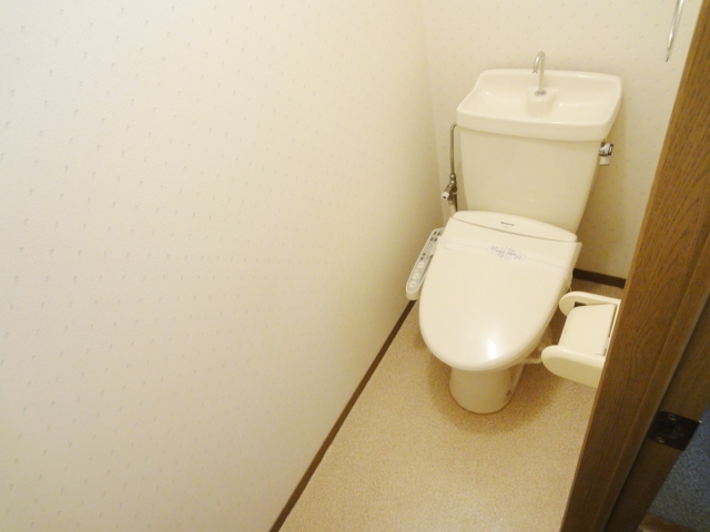 トイレ　同物件別号室の写真です。