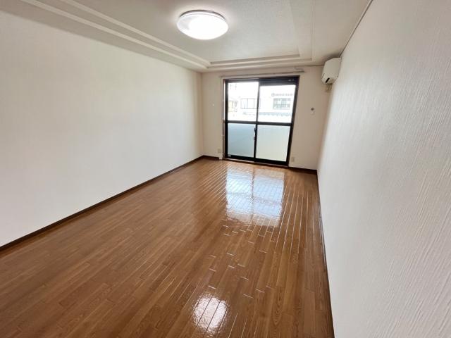 居室・リビング　室内