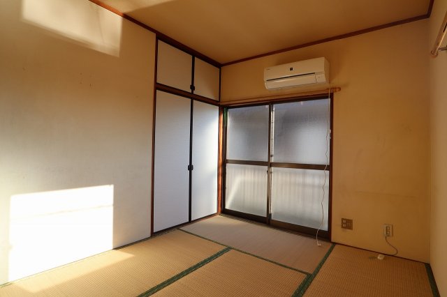 その他部屋・スペース　落ち着いた色調の寝室です