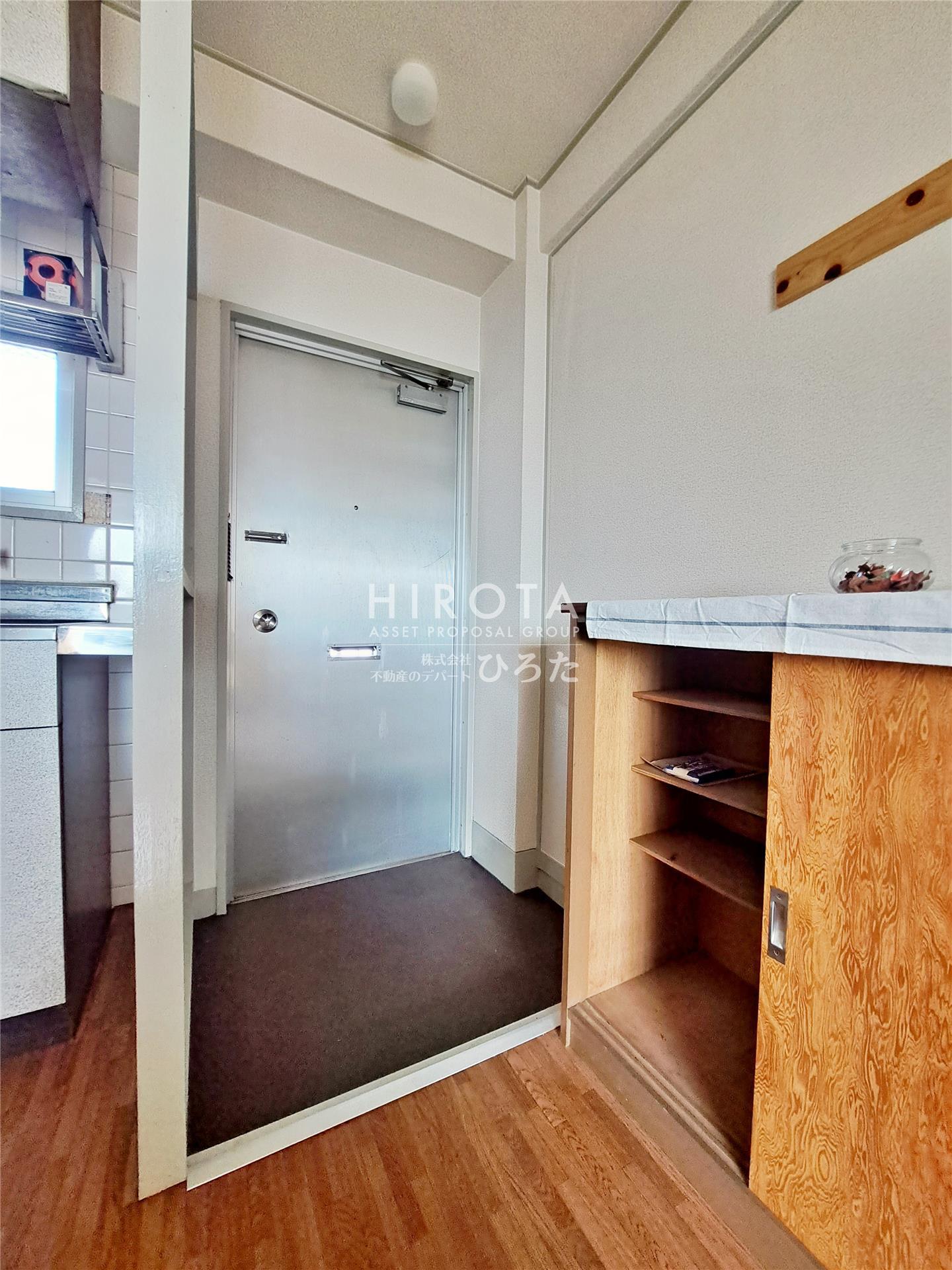 玄関　※モデルルーム写真のため、入居時家具・備品等はついてきません