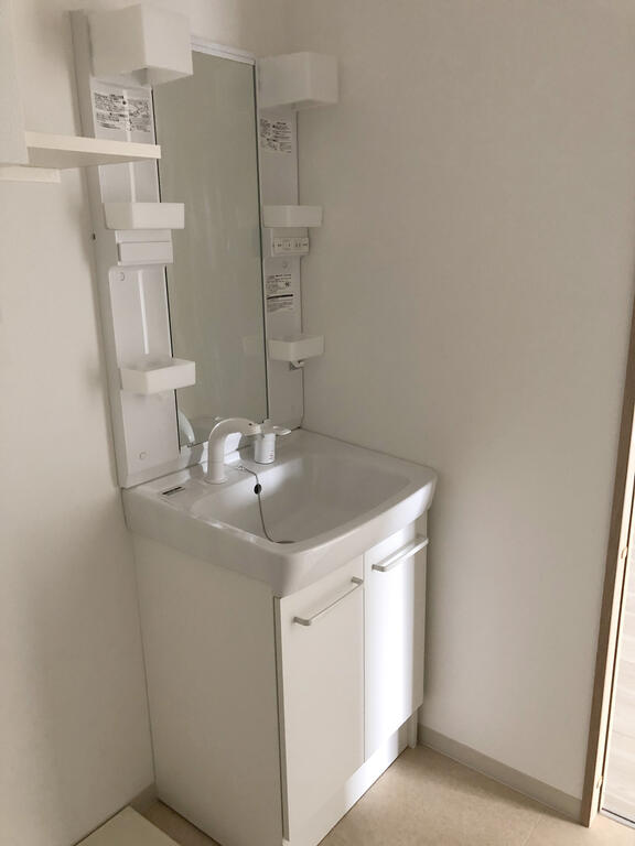 洗面設備　シャワーカラン付洗面化粧台