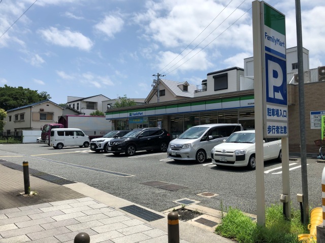 コンビニ　ファミリーマート（コンビニ）まで338m
