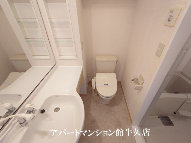 トイレ　もちろん温水洗浄暖房便座です