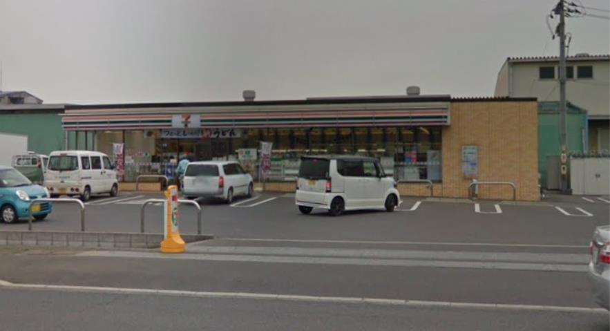 コンビニ　セブンイレブン（コンビニ）まで647m