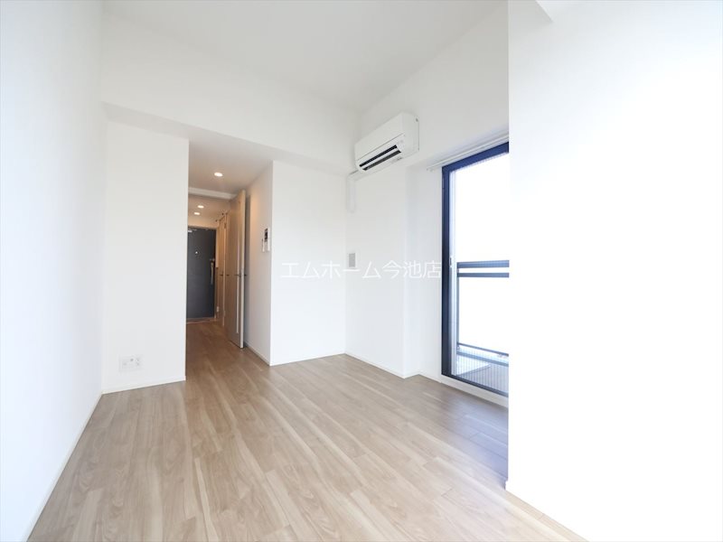 その他　洋室7.5帖　エアコン付　収納充実しています