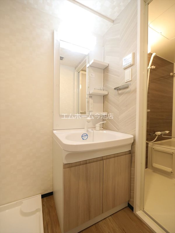 洗面設備　脱衣所　独立洗面台（シャンプードレッサー付）