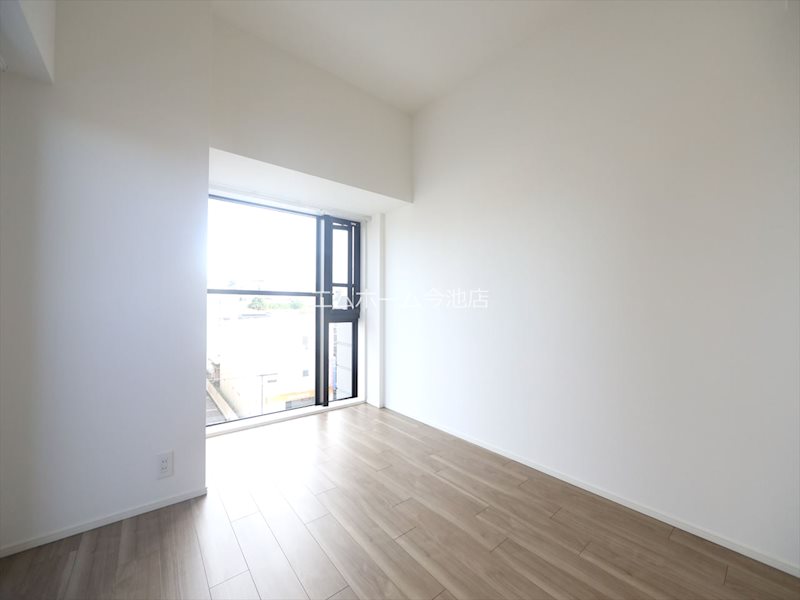 バルコニー　洋室7.5帖　エアコン付　収納充実しています