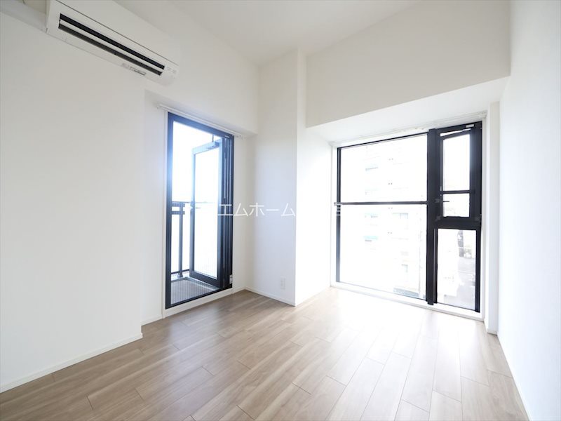 居室・リビング　洋室7.5帖　エアコン付　収納充実しています