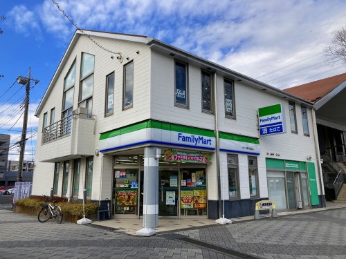 コンビニ　ファミリーマート サンズ栗平駅前店（コンビニ）まで328m