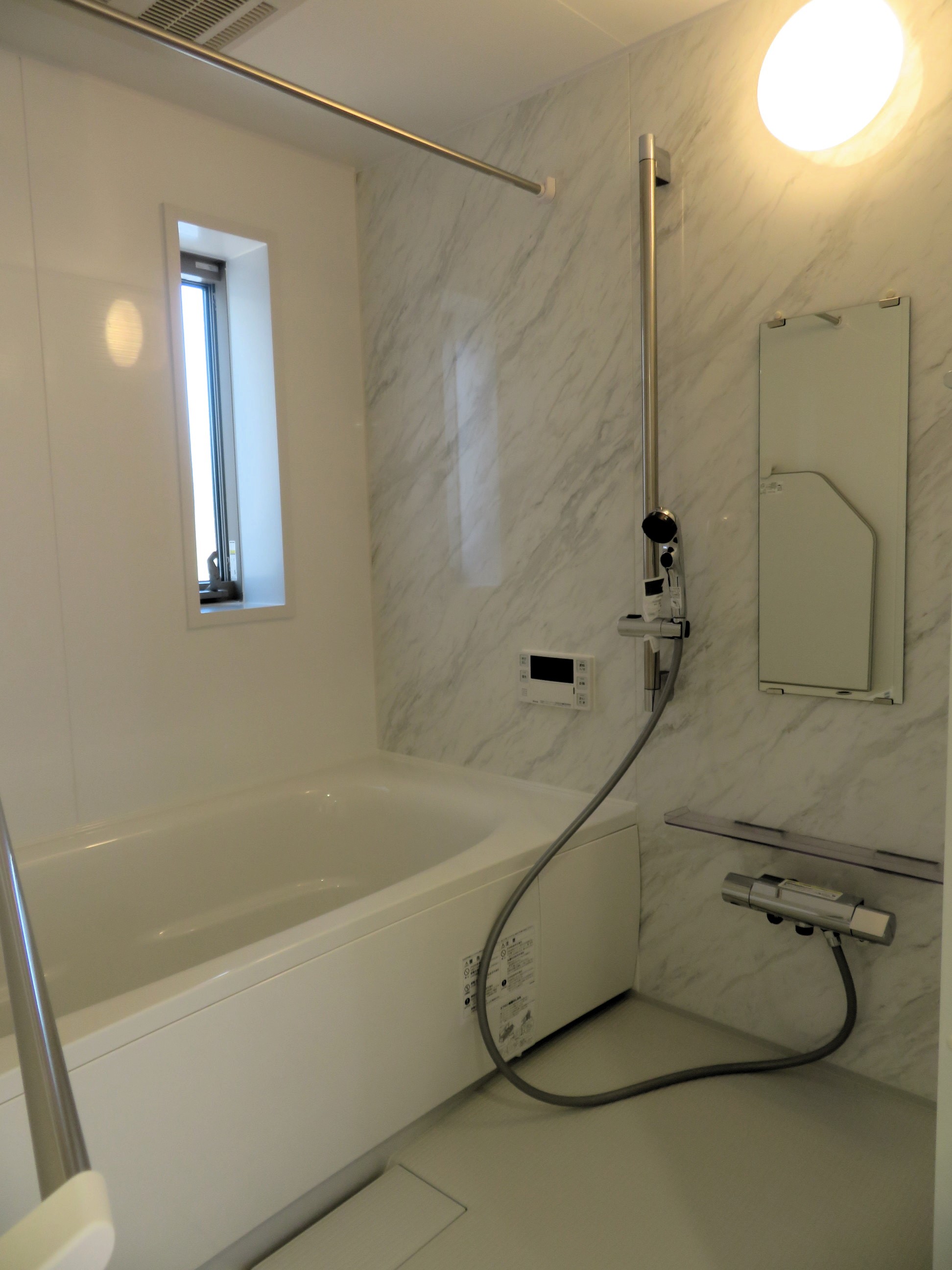 バス・シャワールーム　一坪風呂です。追炊・浴室乾燥機付きです！窓もあり換気OK！