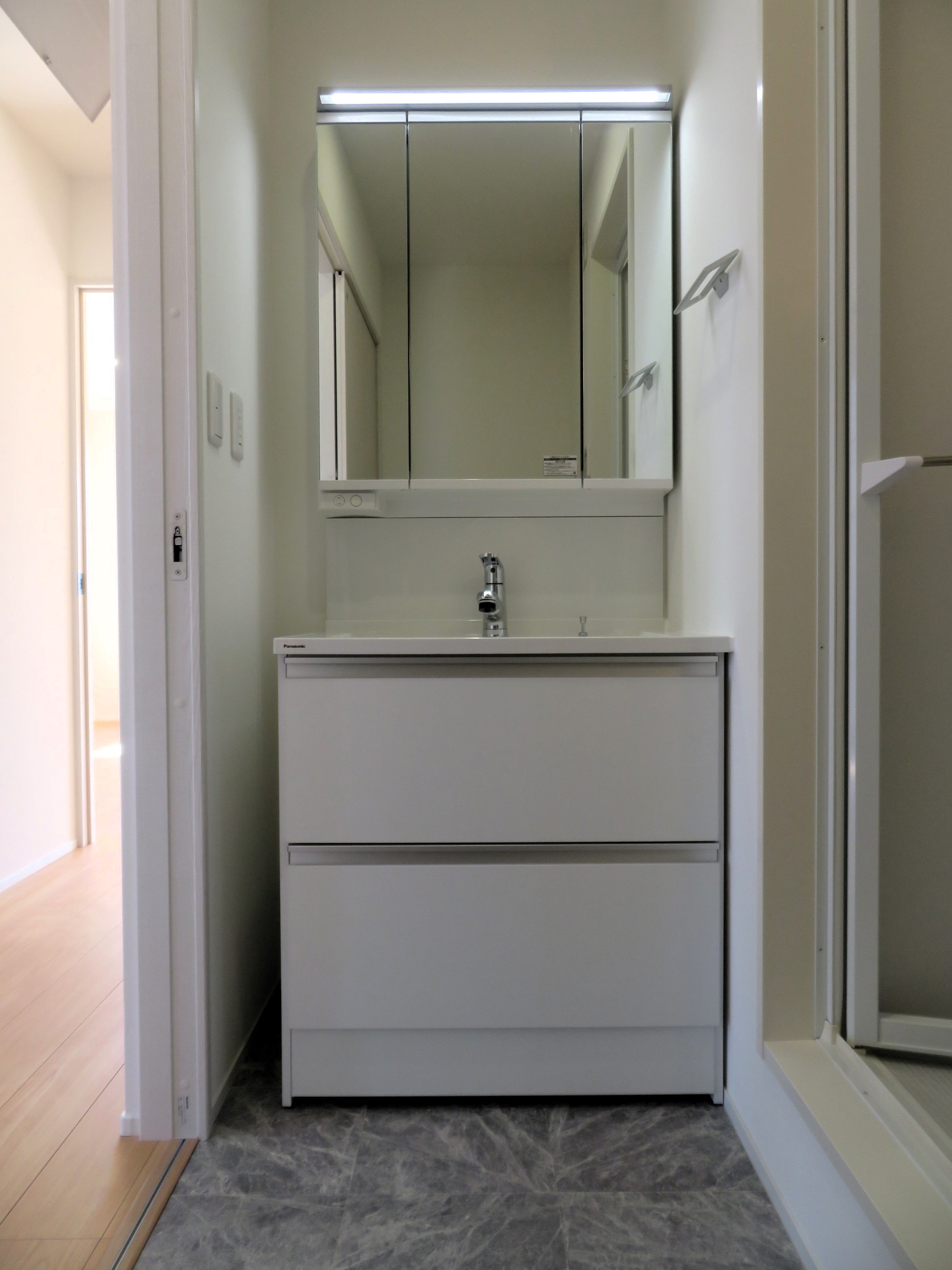 洗面設備　独立型洗面台！脱衣所にも窓付きで換気できます！