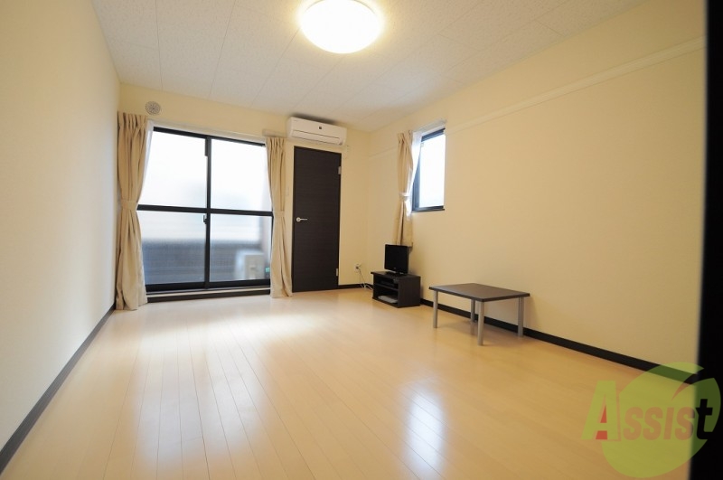 その他部屋・スペース　部屋の奥には収納があります。