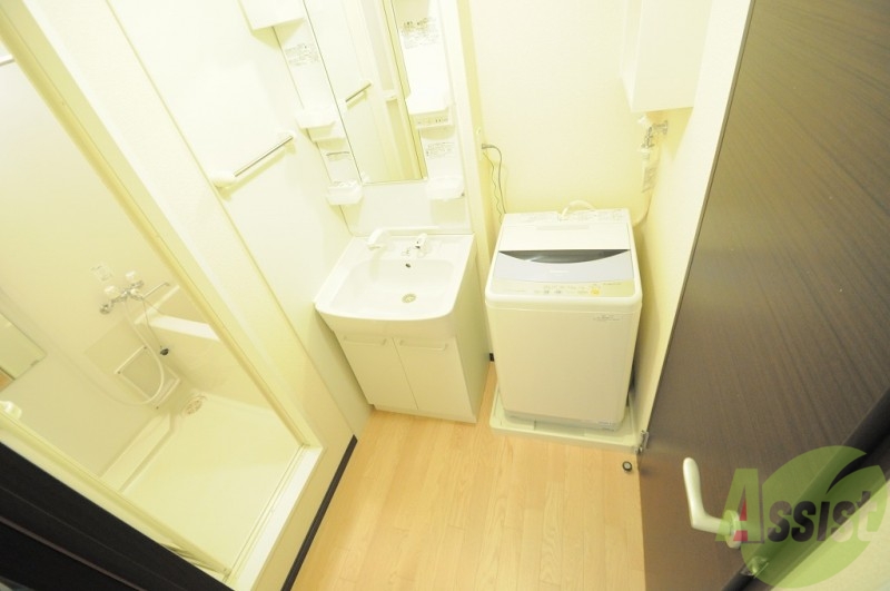洗面設備　収納機能付き洗面台と洗濯機があります。